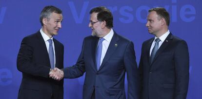 Rajoy, este viernes en Varsovia, saluda al secretario general de la OTAN, Jens Stoltenberg, en presencia del presidente polaco, Andrzej Duda.