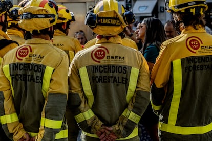 Varios bomberos forestales durante una rueda de prensa del comité de empresa del servicio de Bomberos Forestales de la Comunidad, frente a la Conserjería de Medio Ambiente, Agricultura e Interior, a 14 de agosto de 2025, en Madrid (España). 