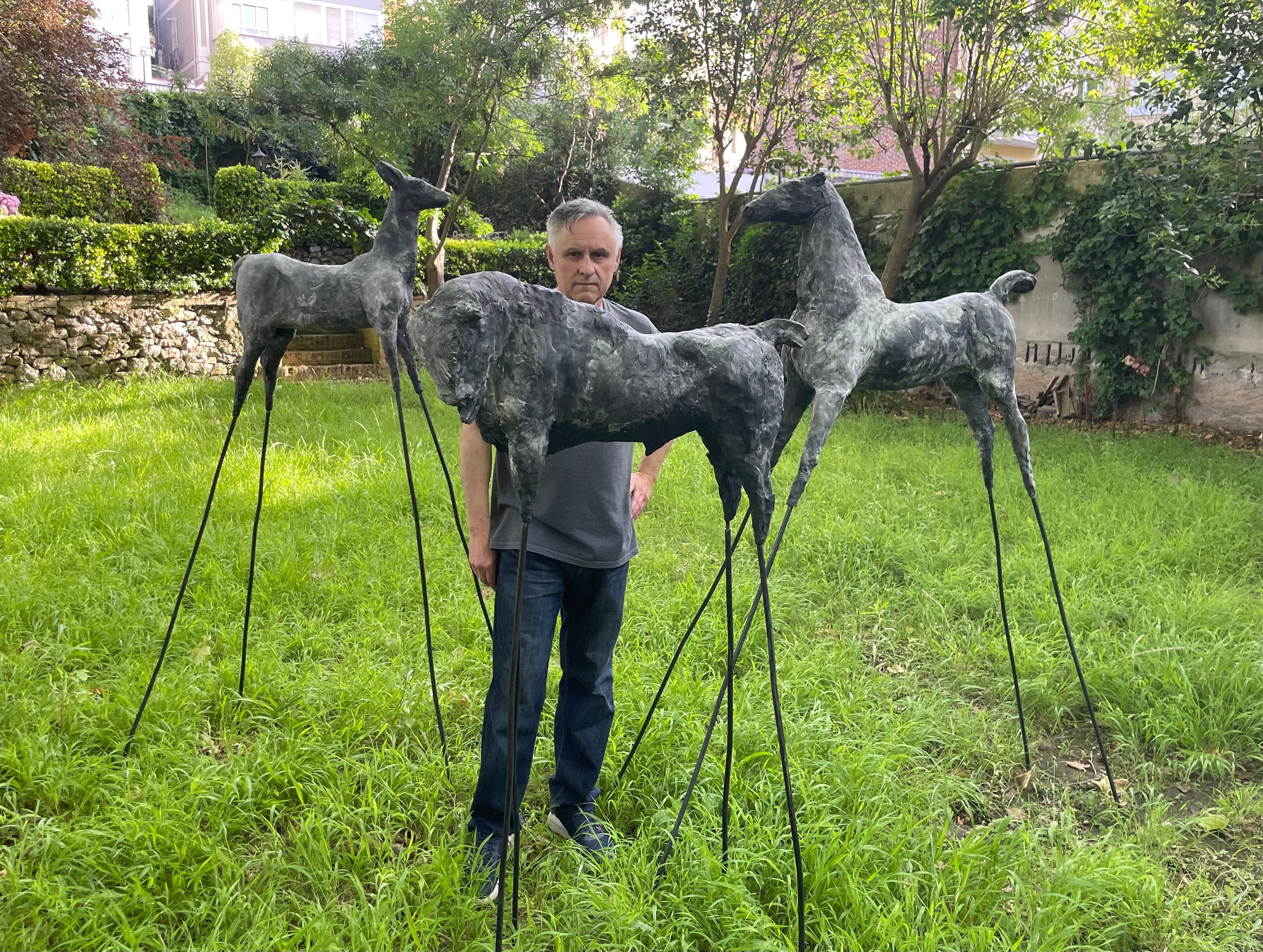 El artista José Cobo con sus esculturas de un bisonte, caballo y cierva, obras que se presentarán en la galería 3 Punts en ArteSantander.