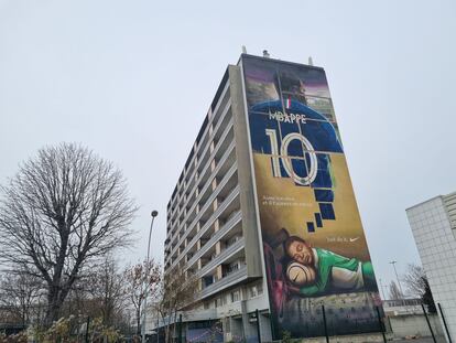 Un mural con la figura de Mbappé en Bondy, la localidad donde creció el 10 de Francia.