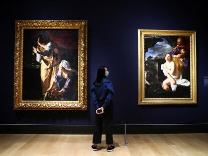 Una mujer contempla dos obras de Artemisia Gentileschi en el National Gallery.