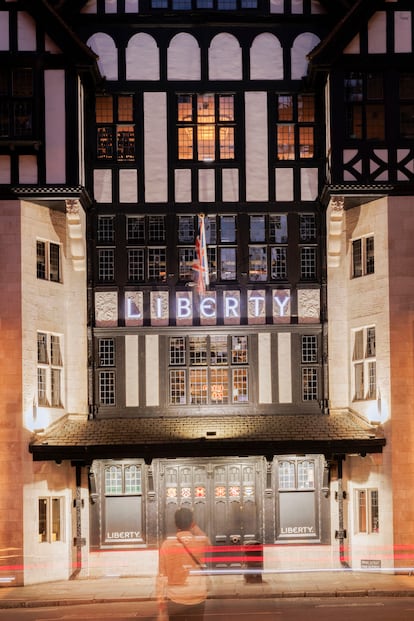 Maqueta de la fachada estilo Tudor del edificio donde se ubica Liberty desde mayo de 1924.