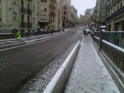Las calles de Alcoi han amenecido nevadas esta mañana.