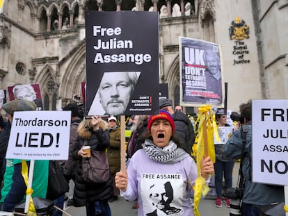 Concentración para pedir la libertad de Julian Assange este martes en el Tribunal Superior de Justicia, en Londres.