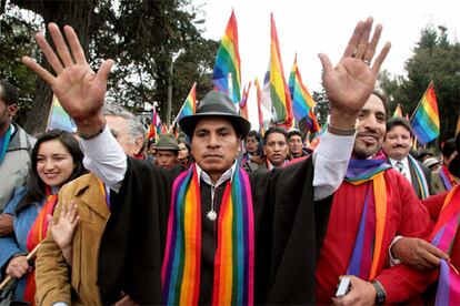 Luis Macas, el único candidato indígena a la Presidencia, y su movimiento, Pachakutik, han cerrado la campaña electoral con una marcha por el centro de Quito, en una fecha simbólica, el 12 de octubre, aniversario de la llegada de Cristóbal Colón a América, que, según Macas , "representa para nosotros 514 años de resistencia de los pueblos indígenas en Ecuador y América Latina".