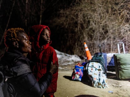 Pamela Maiala, originaria del Congo, espera para cruzar con su hijo a Canadá a través de Roxham Road, en Champlain (Nueva York).