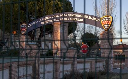 Entrada cerrada de la Academia de Policía, en la carretera de Colmenar Viejo, en la zona de Valdelatas.