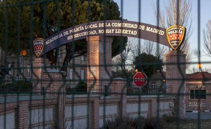 Entrada cerrada de la Academia de Polic&iacute;a, en la carretera de Colmenar Viejo, en la zona de Valdelatas.