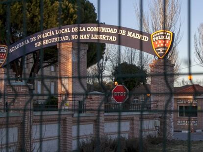 Entrada cerrada de la Academia de Polic&iacute;a, en la carretera de Colmenar Viejo, en la zona de Valdelatas.