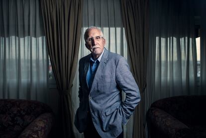 Luis Mateo Díez, este jueves en su casa en Madrid.