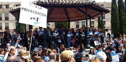 Concierto de protesta en la Plaza de Espa&ntilde;a de las Rozas contra la privatizaci&oacute;n de la Escuela de M&uacute;sica.