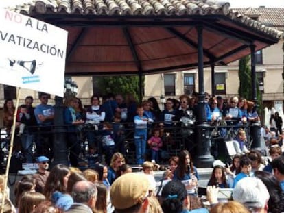 Concierto de protesta en la Plaza de Espa&ntilde;a de las Rozas contra la privatizaci&oacute;n de la Escuela de M&uacute;sica.