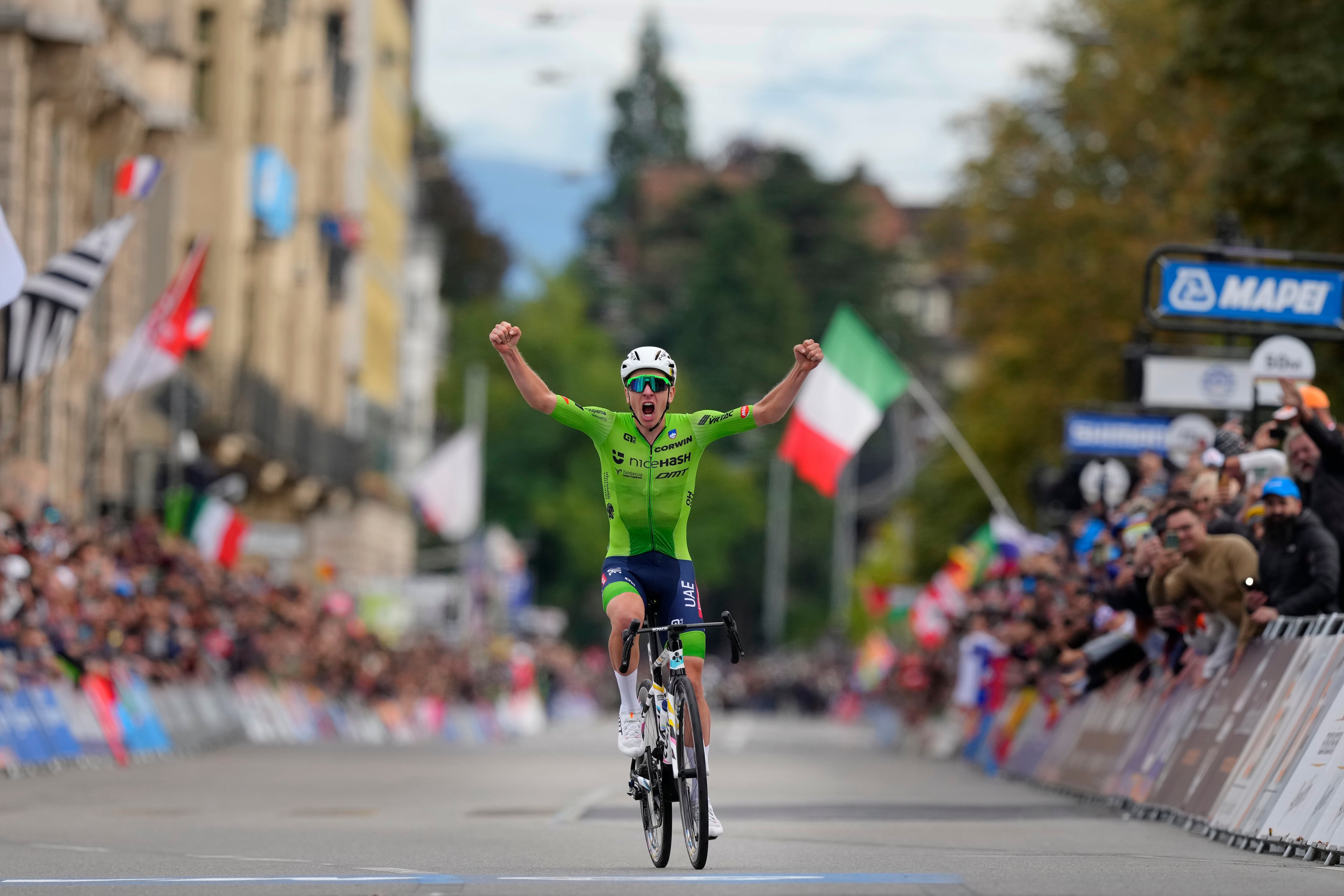 Tadej Pogacar conquista en solitario el mundial de ciclismo de Zúrich