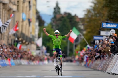 El esloveno Tadej Pogacar cruza la línea de meta para ganar la carrera en ruta Elite Masculina de los Campeonatos Mundiales de Ciclismo y Paraciclismo en Ruta en Zúrich, Suiza este domingo.