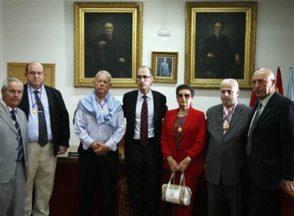 Hijos de los premiados, salvo Carreño Tato (izquierda), con el actual alcalde, Vázquez Almunia (centro) y su socio Manuel Vilar (derecha).