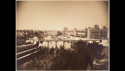 'Vista del Sena' de Gustave Le Gray (1857). Le Gray fue la figura central de la fotografía francesa de la mitad del siglo XIX; y fue un artista de primer orden, un maestro, y autor de varios manuales de instrucción profusamente distribuidos. Nacido en las afueras de París, hijo de un sastre, Le Gray estudió pintura en el estudio de Paul Delaroche y realizó sus primeros daguerrotipos hacia 1847. Su verdadera contribución, no obstante, vino en el campo del papel de fotografía. Le Gray produjo algunos de sus trabajos más memorables en 1856, 1857 y 1858; entre ellos estaban vistas del bosque de Fontainebleau, una serie de dramáticos paisajes marinos y de la ciudad de París.