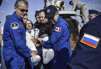 Durante su misión, los integrantes de la expedición 59ª a la EEI orbitaron el planeta un total de 3.264 veces, recorriendo una distancia de casi 140 millones de kilómetros. En la imagen, personal de rescate evacúa al astronauta David Saint Jacques.