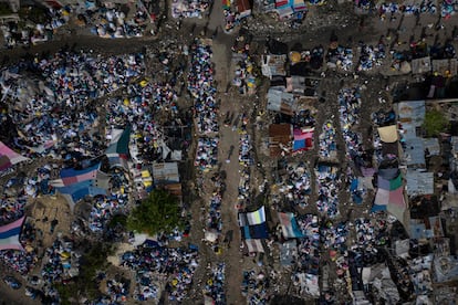 Vista panorámica de un mercado en las calles de Puerto Principe. 