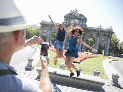 Turistas en la Plaza de la Independencia de Madrid.