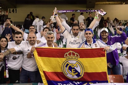 Fãs do Real Madrid nas grades do Estádio Millennium de Cardiff.