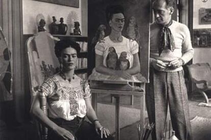 Frida, con Nickolas Muray, en el estudio de la pintora en Coyoacán en 1941.