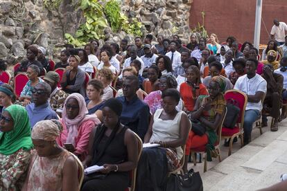 Asistentes al panel de discusión “La violación: contexto, cuadro jurídico, hallazgos” celebrado con motivo de la inauguración de la exposición ¿Cómo ibas vestida? en el Musée de la Femme de Dakar. El acto inaugural contó con más de 200 asistentes que participaron activamente del debate y dejaron sus opiniones escritas sobre una pared del museo instalada especialmente para la ocasión.