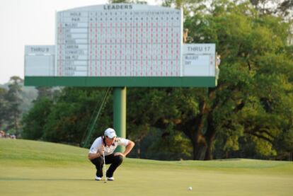 McIlroy preparando su putt en el green del 18.