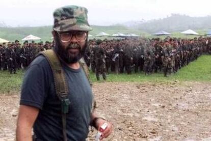 El jefe de las FARC, Alfonso Cano, durante unos ejercicios de la guerrilla en San Vicente del Caguán en abril de 2000.