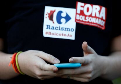 Un manifestante lleva una pegatina que dice "Fuera Bolsonaro", en una protesta contra el racismo el 23 de noviembre en Porto Alegre.