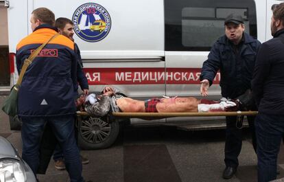 Una persona herida es trasladada por los servicios de emergencias tras el atentado en el metro de San Petersburgo.