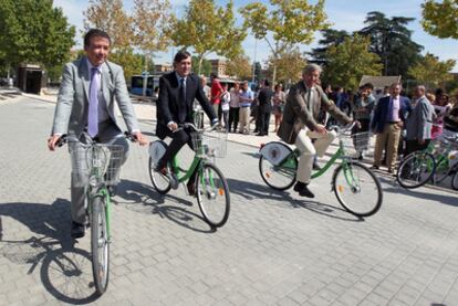 De izquierda a derecha, el rector de la UCM, José Carrillo, el concejal Álvaro Ballarín y el rector de la UNED, Juan A. Gimeno, ayer durante la presentación del servicio de alquiler de bicicletas Bicicum.