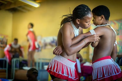 En los días previos a la llegada al palacio real, las niñas se reúnen para que mujeres zulúes mayores les transmitan conocimientos sobre su cultura y el arte de cuidar el hogar. Se les explica la importancia de mantener su virginidad, de los riesgos de un embarazo adolescente o de contraer el VIH.