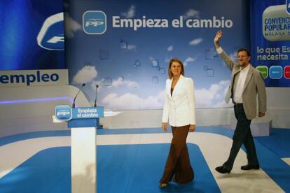 Mar&iacute;a Dolores de Cospedal junto a Mariano Rajoy, en la convenci&oacute;n del PP.