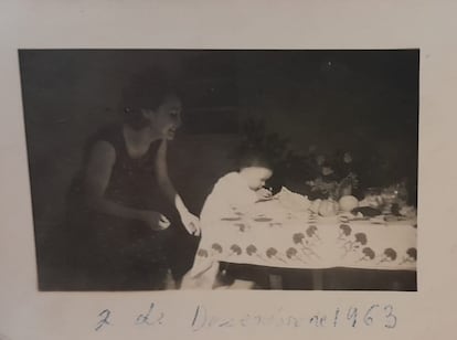 Manuela Labaredas Canais Rocha celebra en la clandestinidad su primer aniversario con su madre en 1963, imagen cedida.