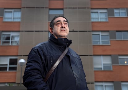 Sergio Sanz, uno de los inquilinos originarios de Sanchinarro X, este martes delante del edificio en el que vivió durante 13 años.