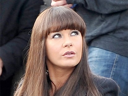Caherine Zeta Jones se corta el flequillo