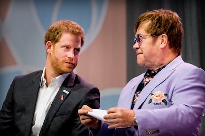 El príncipe Enrique y Elton John en una conferencia organizada en Ámsterdam en 2018. 