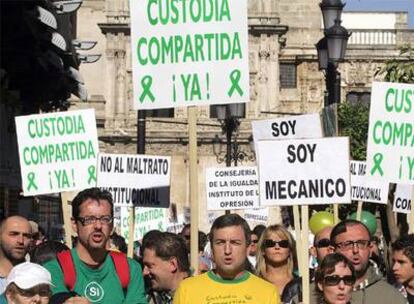 Cuando hay una separación, la mayoría de las custodias se concede a mujeres.