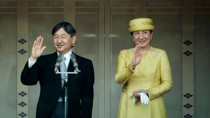 El emperador Naruhito y su esposa Masako durante su primera aparición pública tras ascender al trono.
