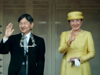 El emperador Naruhito y su esposa Masako durante su primera aparición pública tras ascender al trono.