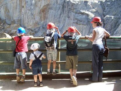 Un grupo de ni&ntilde;os contempla, junto a la gu&iacute;a, la corta de Pe&ntilde;a de Hierro, en Riotinto (Huelva) .