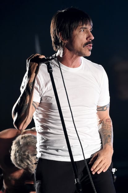 Anthony Kiedis.

El líder de los Red Hot Chili Peppers fue acusado en 2016 por una ex ejecutiva de Epic Records, Julie Farman, que señaló a Kiedis y a otro miembro de la banda de haberla acosado sexualmente en los 90. Kiedis ya había sido procesado por agresiones sexuales y exhibicionismo en 1989.