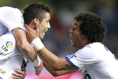 Marcelo felicita a Cristiano por uno de sus goles.