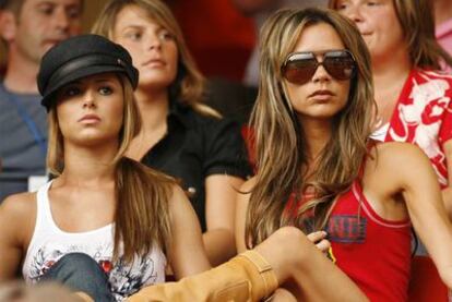Cheryl Tweedy y Victoria Beckham en el estadio de Nuremberg.