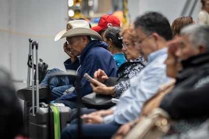 Personas esperan sus vuelos retrasados en la terminal dos del Aeropuerto Internacional de Ciudad de México, el 12 de agosto de 2025.