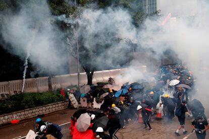 El caos se ha apoderado del centro de la ciudad. Las protestas continúan pese a la prohibición de manifestarse decretada para este sábado, el día más tenso desde que las protestas comenzaron en junio. En la imagen, manifestantes durante la marcha.