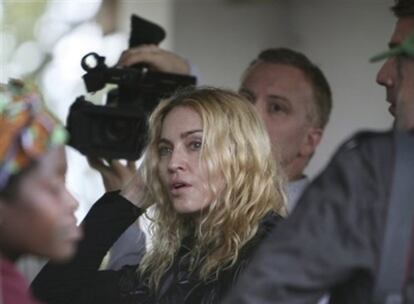 Madonna durante su última estadía en Malaui, a principios de abril de 2009, cuando fue denegada su solicitud de adopción de una segunda niña de aquel país.