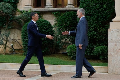 El presidente del Gobierno, Pedro Sánchez, se reúne con el rey Felipe VI este martes, en el Palacio de Marivent, en Palma de Mallorca. 
