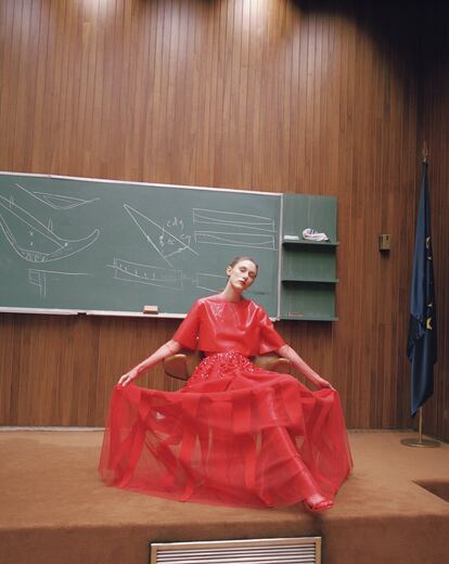 Vestido y zapatos de Givenchy. La modelo lleva fondo de maquillaje Touche Éclat Le Teint, de Yves Saint Laurent Beauté. 
