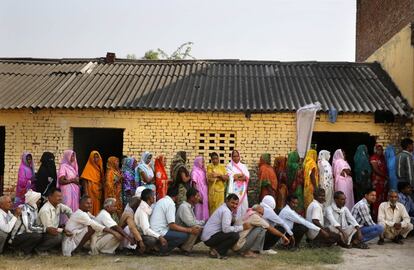 Un grupo de personas esperan poder votar en Jaunpur (India).